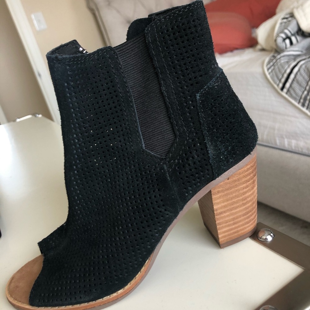 Peep toe block heel